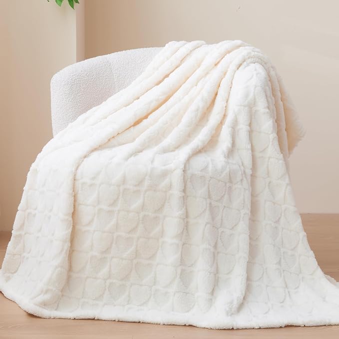 NEWCOSPLAY Super Soft King Blanket Off White Love Premium Silky Flannel Fleece 3D Heart Checkered Lightweight Bed Blanket All Season Use (Off White Love, King(90"x110"))