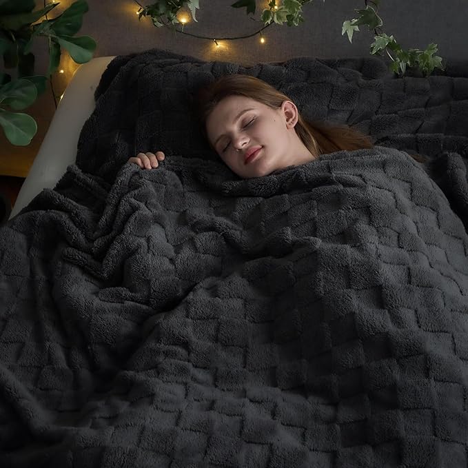 NEWCOSPLAY Super Soft King Blanket Dark Grey Premium Silky Flannel Fleece 3D Checkered Lightweight Bed Blanket All Season Use (Dark Grey Checkered, King(90"x110"))