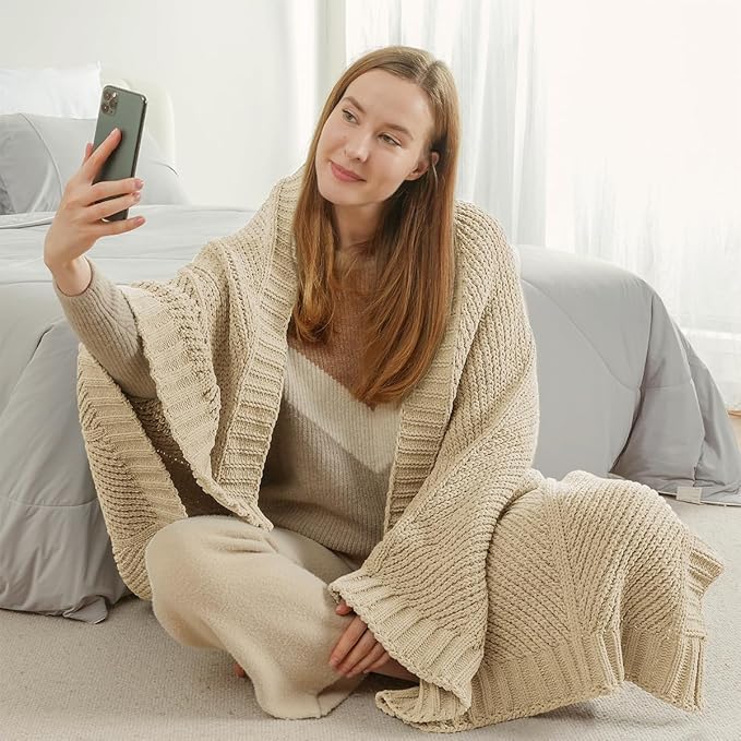Amélie Home Knit Throw Blanket, Soft Chenille Cozy Breathable Chevron Chunky Decorative Blanket for Couch, Bed & Sofa, French-Inspired Lightweight Warm Gift for Women, Beige, 60"x80"