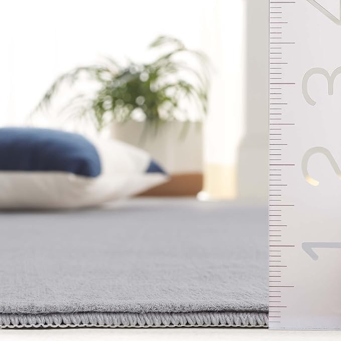 SAFAVIEH Washable Rug Faux Rabbit Fur Shag Collection - 6' Round, Silver, Slip Resistant & Easy Cleaning, Ideal for Living Room, Bedroom, Kids Playroom, Nursery, Dining Space (FRF100G)