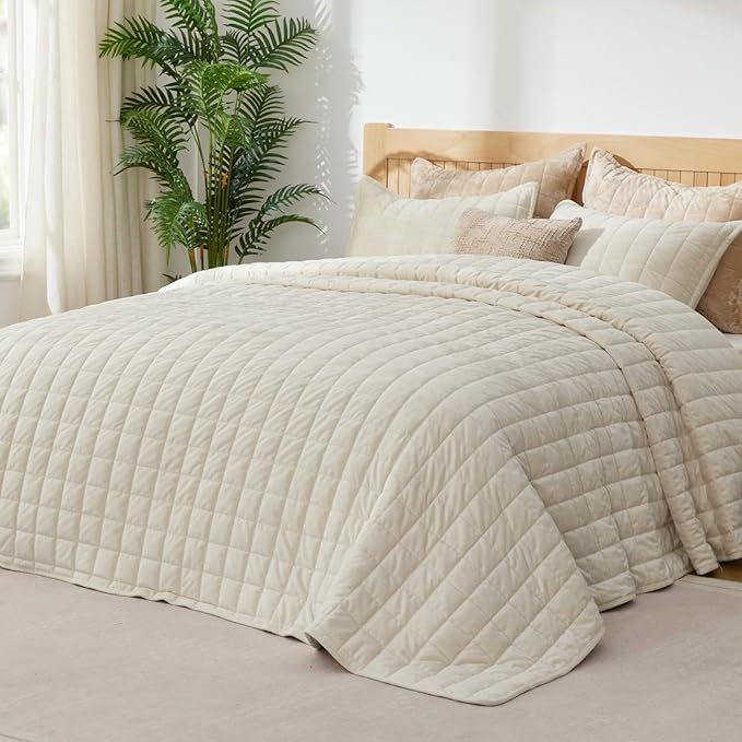BEDELITE Velvet Quilt Set Queen Size - Luxury Velvet Comforter Bedding Set 3 Pieces, Soft Cozy Cream White Oversized Bedspread Coverlet for All Seasons with 2 Pillow Shams