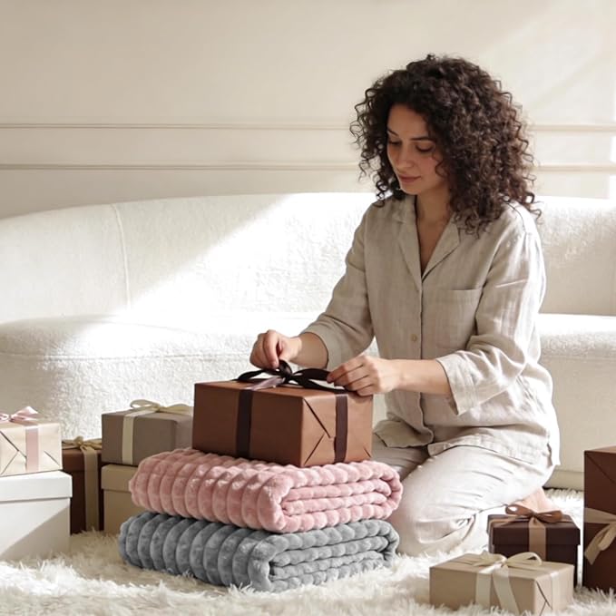 BEDELITE Grey Throw Blanket King Size for Bed- Super Soft and Warm 3D Checkered Fluffy Fuzzy Fleece Blanket, Luxurious Plush Cozy Blanket for Room Decor Fall and Winter, 108x90 inches