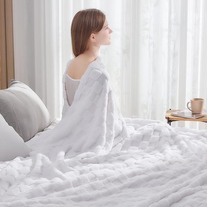 NEWCOSPLAY Super Soft Twin Blanket White Premium Silky Flannel Fleece 3D Checkered Lightweight Bed Blanket All Season Use (White Checkered, Twin(60"x80"))
