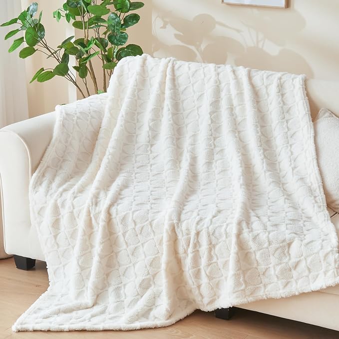 NEWCOSPLAY Super Soft Twin Blanket Off White Love Premium Silky Flannel Fleece 3D Heart Checkered Lightweight Bed Blanket All Season Use (Off White Love, Twin(60"x80"))