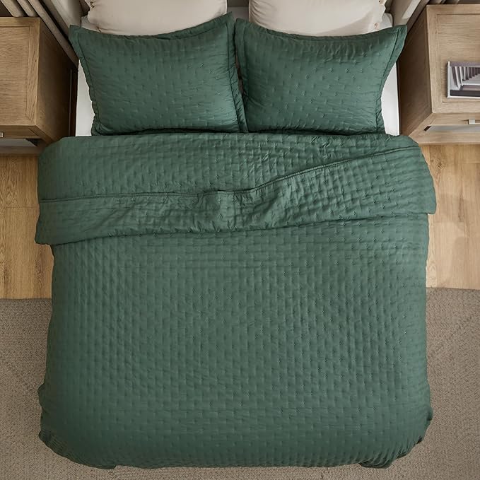 Bedsure Twin Quilt - Ultra Soft Twin XL Quilt Bedding for Dorm Decor, Lightweight All-Season Comforter, Dark Green Bedspread Coverlet with Clover Pattern, 68 x 86 Inches | Stitch-Free Quilting, Ultra Soft, Lightweight, Machine Washable, Pet-Friendly