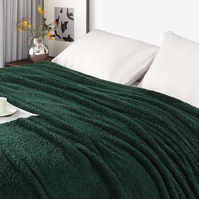 Exclusivo Mezcla Fleece Forest Green Throw Blanket for Couch Sofa, Ultra Soft, Lightweight and Fluffy Blankets for Women, All Season, 50x60 Inches