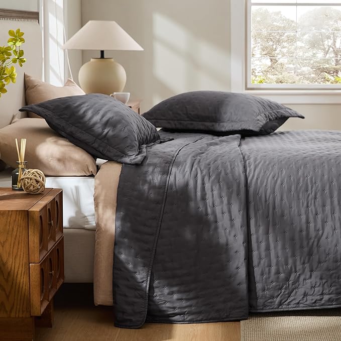 Bedsure Twin Quilt - Ultra Soft Twin XL Quilt Bedding for Dorm Decor, Lightweight All-Season Comforter, Charcoal Bedspread Coverlet with Clover Pattern, 68 x 86 Inches | Stitch-Free Quilting, Ultra Soft, Lightweight, Machine Washable, Pet-Friendly