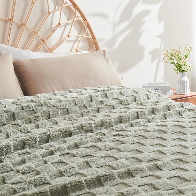 NEWCOSPLAY Super Soft Twin Blanket Sage Green Premium Silky Flannel Fleece 3D Checkered Lightweight Bed Blanket All Season Use (Sage Green Checkered, Twin(60"x80"))