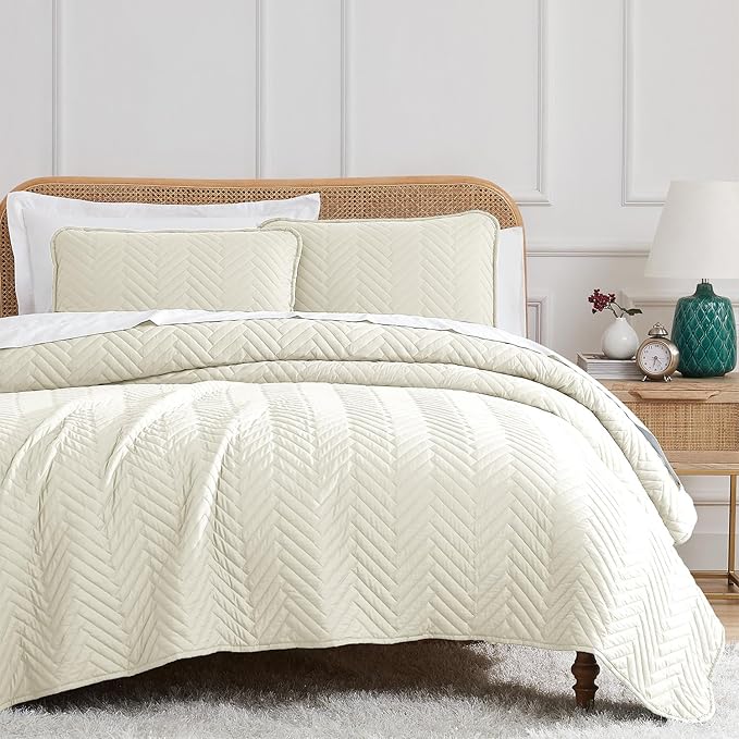 Southshore Fine Living, Inc. Oversized Quilt Bedding Set Lightweight, Prewash Fabric Soft Bedspread 3-Piece, Two Matching Shams (108 in Wide x 98 in Long), King/California King, Chevron Alabaster
