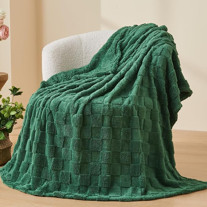 NEWCOSPLAY Super Soft Twin Blanket Dark Green Premium Silky Flannel Fleece 3D Checkered Lightweight Bed Blanket All Season Use (Dark Green Checkered, Twin(60"x80"))
