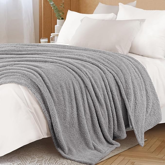 Exclusivo Mezcla Fleece King Size Bed Blanket, Ultra Soft, Lightweight and Fuzzy Light Grey Blanket for Women, Home Decor, 90x104 Inches