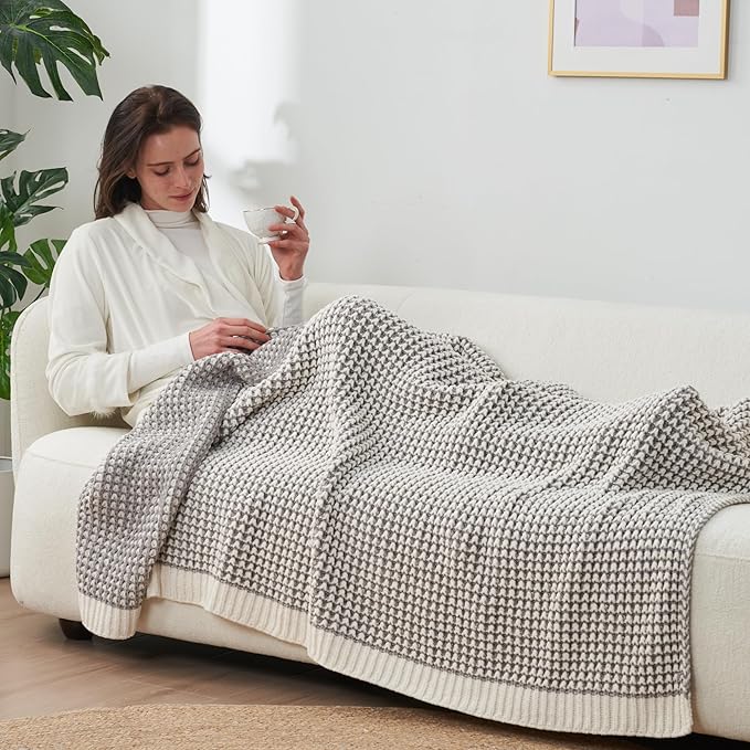 Amélie Home Knit Throw Blanket, Soft Chenille Cozy Breathable Pineapple Chunky Decorative Blanket for Couch, Bed & Sofa, French-Inspired Lightweight Warm Gift for Women, Gray, 60"x80"