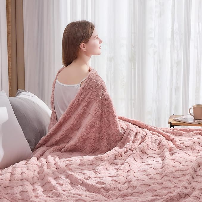NEWCOSPLAY Super Soft Twin Blanket Pink Premium Silky Flannel Fleece 3D Checkered Lightweight Bed Blanket All Season Use (Pink Checkered, Twin(60"x80"))