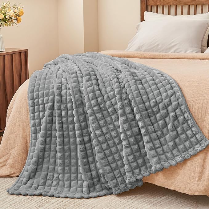 BEDELITE Grey Throw Blanket King Size for Bed- Super Soft and Warm 3D Checkered Fluffy Fuzzy Fleece Blanket, Luxurious Plush Cozy Blanket for Room Decor Fall and Winter, 108x90 inches