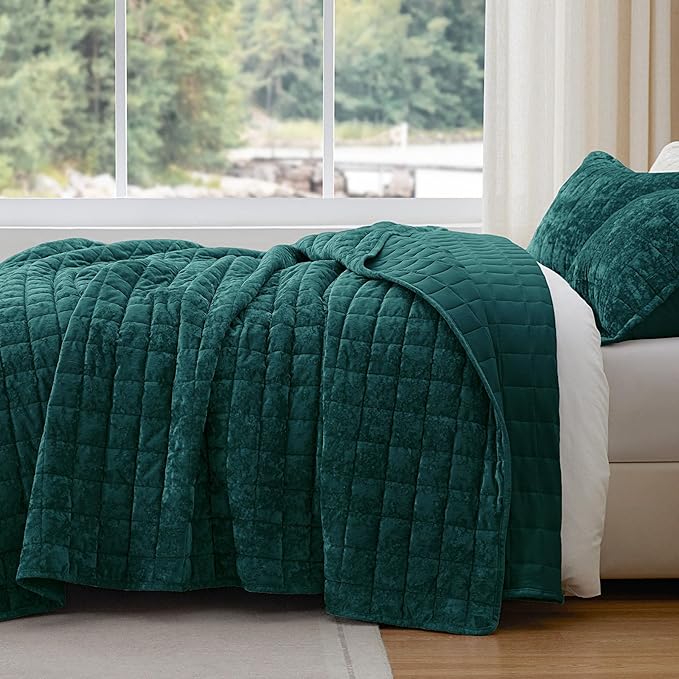 BEDELITE Velvet Quilt Set Queen Size - Luxury Velvet Comforter Bedding Set 3 Pieces, Lightweight Soft Cozy Shiny Emerald Green Oversized Bedspread Coverlet for All Seasons with 2 Pillow Shams