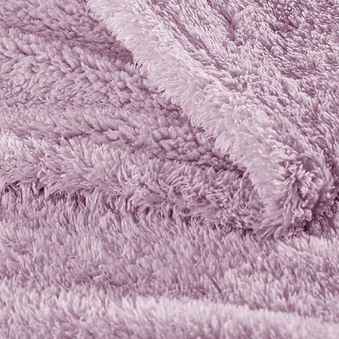 Exclusivo Mezcla Fleece Bed Blankets Queen Size, Ultra Soft, Lightweight and Fuzzy Light Purple Blanket for Women, Home Decor, 90x90 Inches