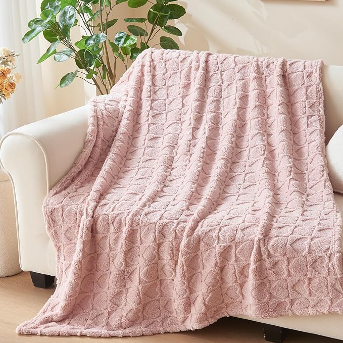 NEWCOSPLAY Super Soft Queen Blanket Dusty Pink Love Premium Silky Flannel Fleece 3D Heart Checkered Lightweight Bed Blanket All Season Use (Dusty Pink Love, Queen(90"x90"))