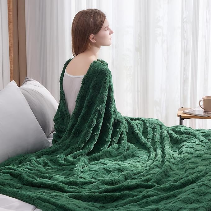 NEWCOSPLAY Super Soft Twin Blanket Dark Green Premium Silky Flannel Fleece 3D Checkered Lightweight Bed Blanket All Season Use (Dark Green Checkered, Twin(60"x80"))