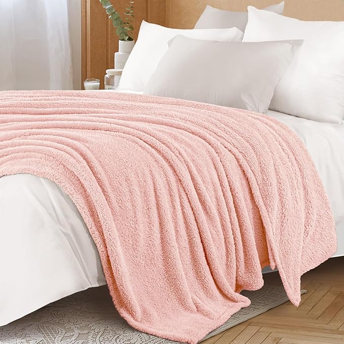 Exclusivo Mezcla Fleece King Size Bed Blanket, Ultra Soft, Lightweight and Fuzzy Light Pink Blanket for Women, Home Decor, 90x104 Inches