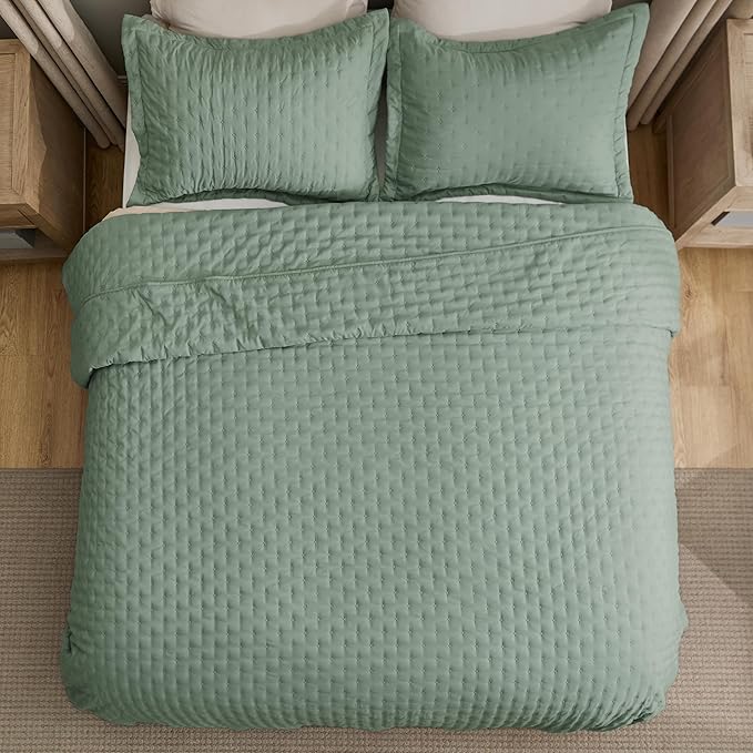 Bedsure Quilts Queen Size - Sage Green Bedspread Queen Size & Lightweight Comforter, Modern & Boho Coverlet with Clover Pattern, Ultra Soft All-Season Bedding, 90 x 96 Inches | Stitch-Free Quilting, Ultra Soft, Lightweight, Machine Washable, Pet-Friendly