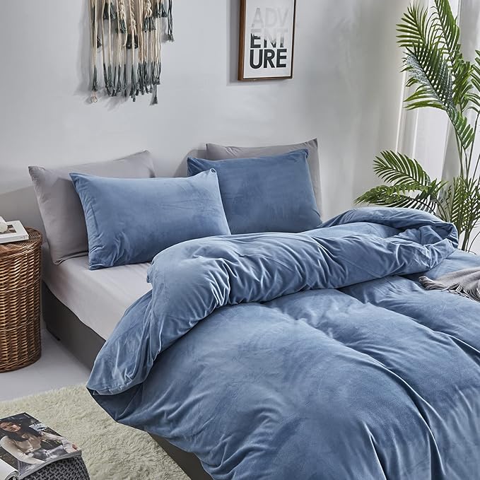 CLOTHKNOW Lake Blue Velvet Queen Comforter Set Blue Bedding Comforter Sets Soft Warm Grayish Blue Comforter with 2 x Pillow Cases