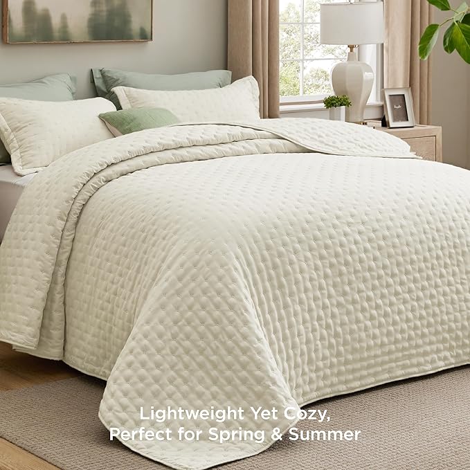 Bedsure Quilts Queen Size - Cream Bedspread Queen Size & Lightweight Comforter, Modern Cottage Coverlet with Clover Pattern, Ultra Soft All-Season Bedding, 90 x 96 Inches | Stitch-Free Quilting, Ultra Soft, Lightweight, Machine Washable, Pet-Friendly