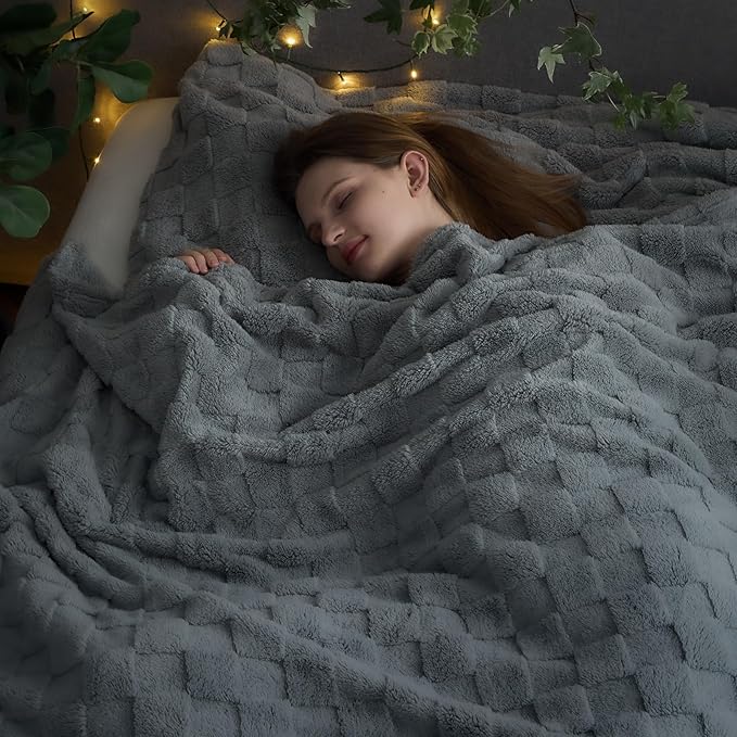 NEWCOSPLAY Super Soft King Blanket Grey Premium Silky Flannel Fleece 3D Checkered Lightweight Bed Blanket All Season Use (Grey Checkered, King(90"x110"))