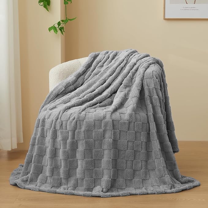 NEWCOSPLAY Super Soft Queen Blanket Grey Premium Silky Flannel Fleece 3D Checkered Lightweight Bed Blanket All Season Use (Grey Checkered, Queen(90"x90"))