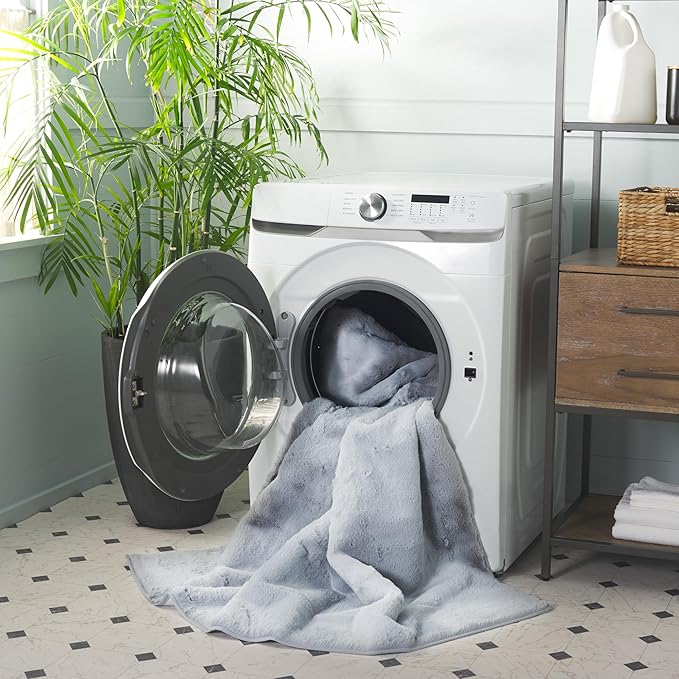 SAFAVIEH Washable Rug Faux Rabbit Fur Shag Collection - 5' x 7', Light Grey, Slip Resistant & Easy Cleaning, Ideal for Living Room, Bedroom, Kids Playroom, Nursery, Dining Space (FRF976F)
