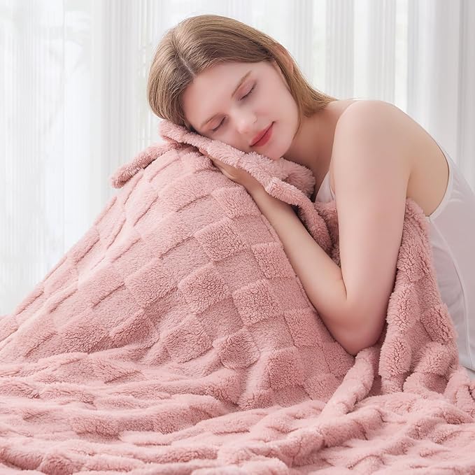 NEWCOSPLAY Super Soft Throw Blanket Pink Premium Silky Flannel Fleece 3D Checkered Lightweight Bed Blanket All Season Use (Pink Checkered, Throw(50"x70"))