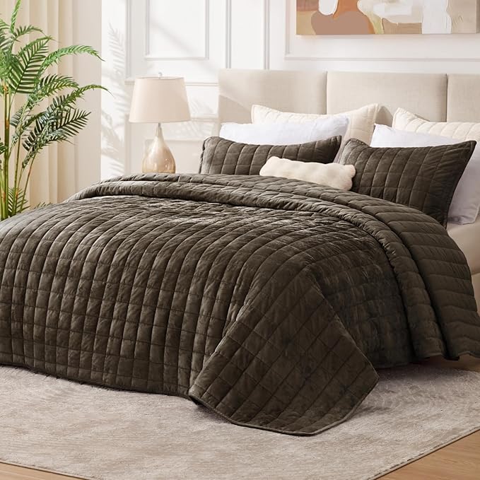 BEDELITE Velvet Quilt Set King Size - Luxury Velvet Comforter Bedding Set 3 Pieces, Lightweight Soft Cozy Mocha Brown Oversized Bedspread Coverlet for All Seasons with 2 Pillow Shams