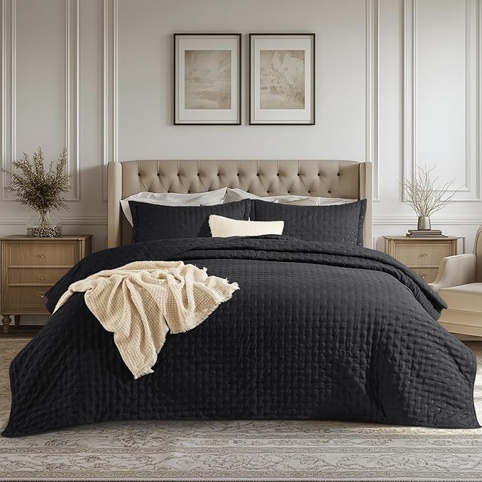 Bedsure Twin Quilt - Ultra Soft Twin XL Quilt Bedding for Dorm Decor, Lightweight All-Season Comforter, Black Bedspread Coverlet with Clover Pattern, 68 x 86 Inches | Stitch-Free Quilting, Ultra Soft, Lightweight, Machine Washable, Pet-Friendly