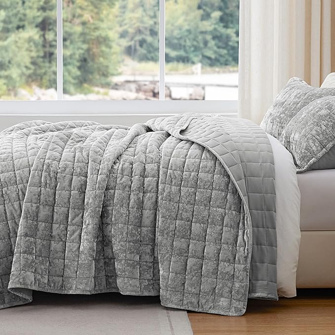 BEDELITE Velvet Quilt Set Queen Size - Luxury Velvet Comforter Bedding Set 3 Pieces, Lightweight Soft Cozy Shiny Light Grey Oversized Bedspread Coverlet for All Seasons with 2 Pillow Shams