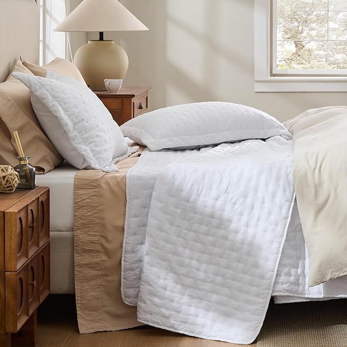 Bedsure Quilts Queen Size - Bright White Bedspread Queen Size & Lightweight Comforter, Modern Coverlet with Clover Pattern, Ultra Soft All-Season Bedding, 90 x 96 Inches | Stitch-Free Quilting, Lightweight, Summer Bedding Set, Machine Washable, Pet-Fri...