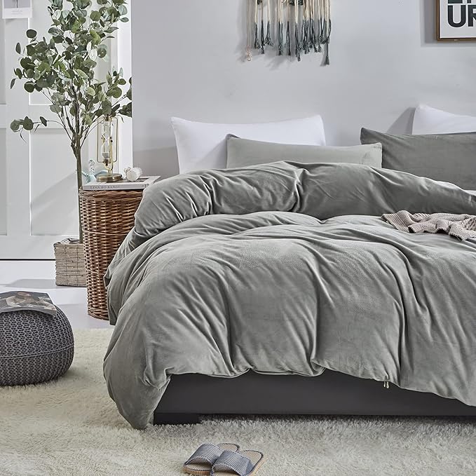 CLOTHKNOW Grey Velvet Queen Comforter Set 3Pcs Gray Bedding Comforter Sets Soft Queen Comforter Flannel Comforter with 2 x Pillow Cases