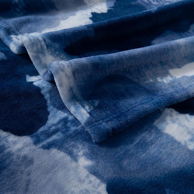 Elegant Comfort Luxury Velvety Feel Blanket, All-Season Lightweight Blanket, Ultra Plush, Soft, Cozy-Fuzzy Flannel Fleece for Couch, Sofa, Bed, Travel, Camouflage Design, King/California King, Blue