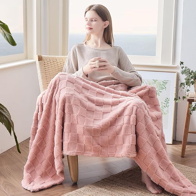 NEWCOSPLAY Super Soft Queen Blanket Pink Premium Silky Flannel Fleece 3D Checkered Lightweight Bed Blanket All Season Use (Pink Checkered, Queen(90"x90"))