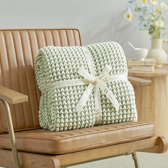 Amélie Home Knit Throw Blanket, Soft Chenille Cozy Breathable Pineapple Chunky Decorative Blanket for Couch, Bed & Sofa, French-Inspired Lightweight Warm Gift for Women, Sage Green, 60"x80"