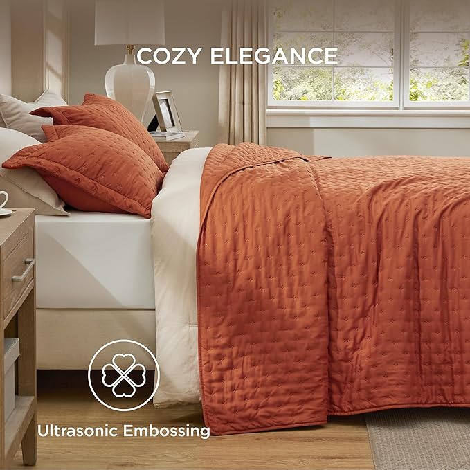 Bedsure King Quilt - Red Orange Bedspread King Size & Lightweight Comforter, Boho Coverlet with Clover Pattern, Ultra Soft All-Season Bedding, 106 x 96 Inches | Stitch-Free Quilting, Ultra Soft, Lightweight, Machine Washable, Pet-Friendly