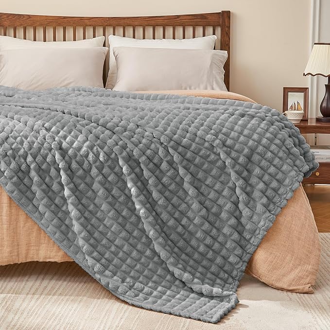 BEDELITE Grey Throw Blanket King Size for Bed- Super Soft and Warm 3D Checkered Fluffy Fuzzy Fleece Blanket, Luxurious Plush Cozy Blanket for Room Decor Fall and Winter, 108x90 inches