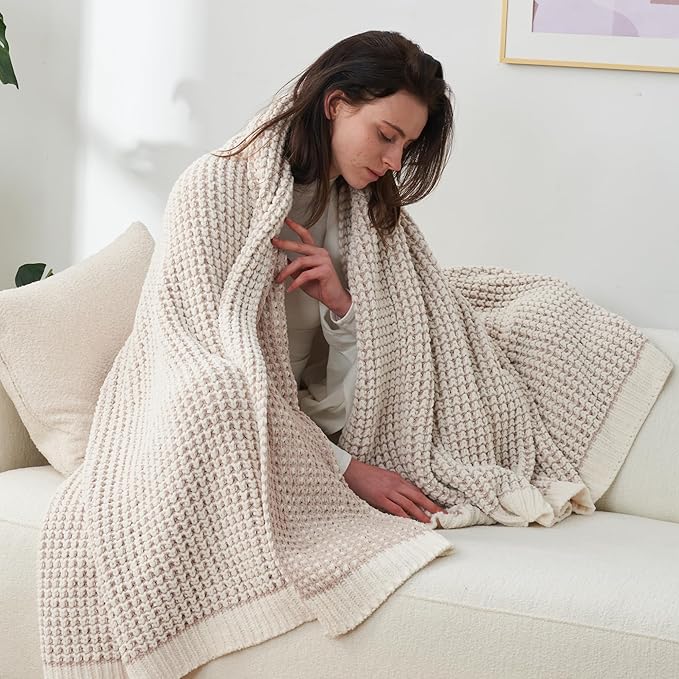 Amélie Home Knit Throw Blanket, Soft Chenille Cozy Breathable Pineapple Chunky Decorative Blanket for Couch, Bed & Sofa, French-Inspired Lightweight Warm Gift for Women, Beige, 50"x60"