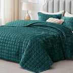 BEDELITE Velvet Quilt Set Queen Size - Luxury Velvet Comforter Bedding Set 3 Pieces, Lightweight Soft Cozy Shiny Emerald Green Oversized Bedspread Coverlet for All Seasons with 2 Pillow Shams
