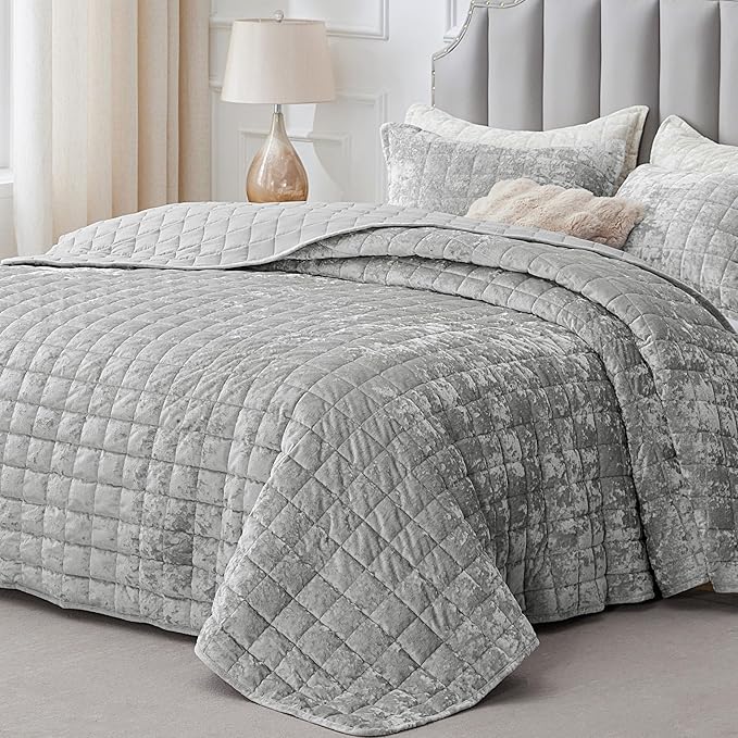 BEDELITE Velvet Quilt Set King Size - Luxury Velvet Comforter Bedding Set 3 Pieces, Lightweight Soft Cozy Shiny Light Grey Oversized Bedspread Coverlet for All Seasons with 2 Pillow Shams