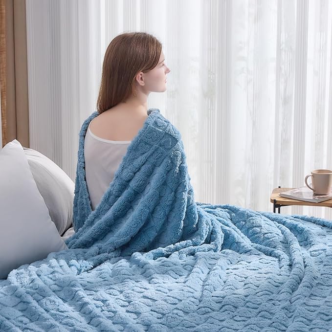NEWCOSPLAY Super Soft Queen Blanket Blue Premium Silky Flannel Fleece 3D Heart Checkered Lightweight Bed Blanket All Season Use (Blue Heart, Queen(90"x90"))