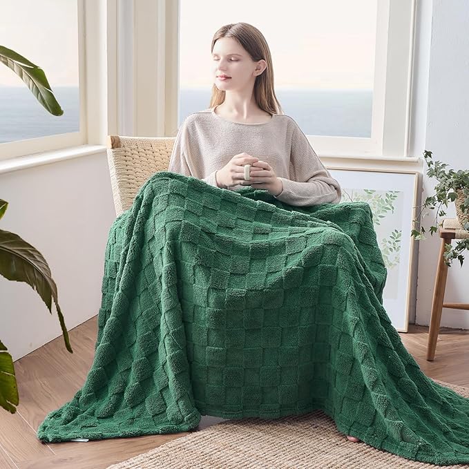 NEWCOSPLAY Super Soft King Blanket Dark Green Premium Silky Flannel Fleece 3D Checkered Lightweight Bed Blanket All Season Use (Dark Green Checkered, King(90"x110"))