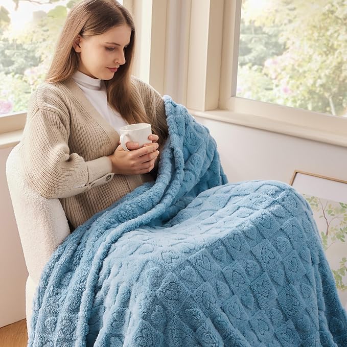NEWCOSPLAY Super Soft King Blanket Blue Premium Silky Flannel Fleece 3D Heart Checkered Lightweight Bed Blanket All Season Use (Blue Heart, King(90"x110"))