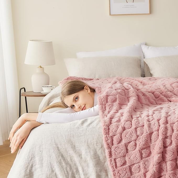 NEWCOSPLAY Super Soft Throw Blanket Pink Premium Silky Flannel Fleece 3D Heart Checkered Lightweight Bed Blanket All Season Use (Pink Heart, Throw(50"x70"))