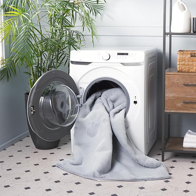 SAFAVIEH Washable Rug Faux Rabbit Fur Shag Collection - 5' x 7', Silver, Slip Resistant & Easy Cleaning, Ideal for Living Room, Bedroom, Kids Playroom, Nursery, Dining Space (FRF976G)
