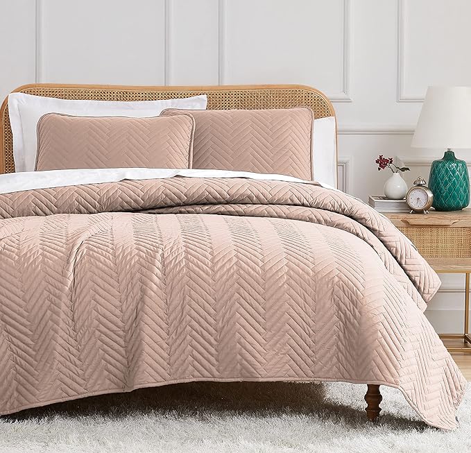 Southshore Fine Living, Inc. Oversized Quilt Bedding Set Lightweight, Prewash Fabric Soft Coverlet Bedspread 2-Piece with One Matching sham (68 in Wide x 98 in Long), Twin/Twin XL, Chevron Rose Dust