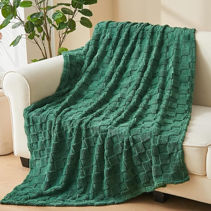 NEWCOSPLAY Super Soft Twin Blanket Dark Green Premium Silky Flannel Fleece 3D Checkered Lightweight Bed Blanket All Season Use (Dark Green Checkered, Twin(60"x80"))